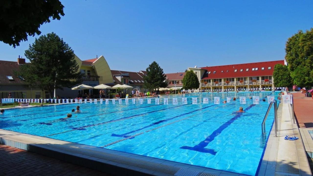 Hét Vezér Apartmanhotel Komárom Extérieur photo