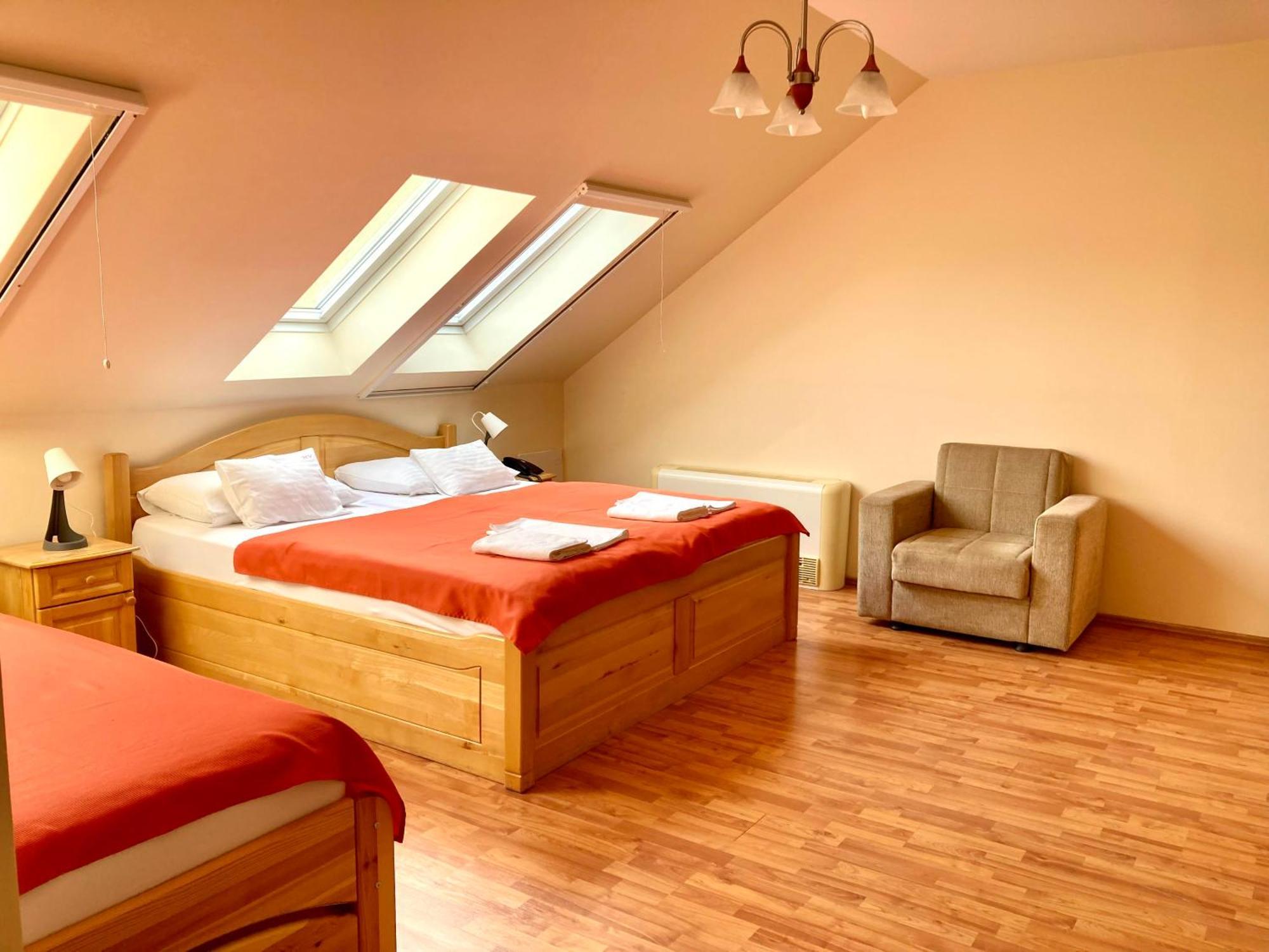 Hét Vezér Apartmanhotel Komárom Extérieur photo
