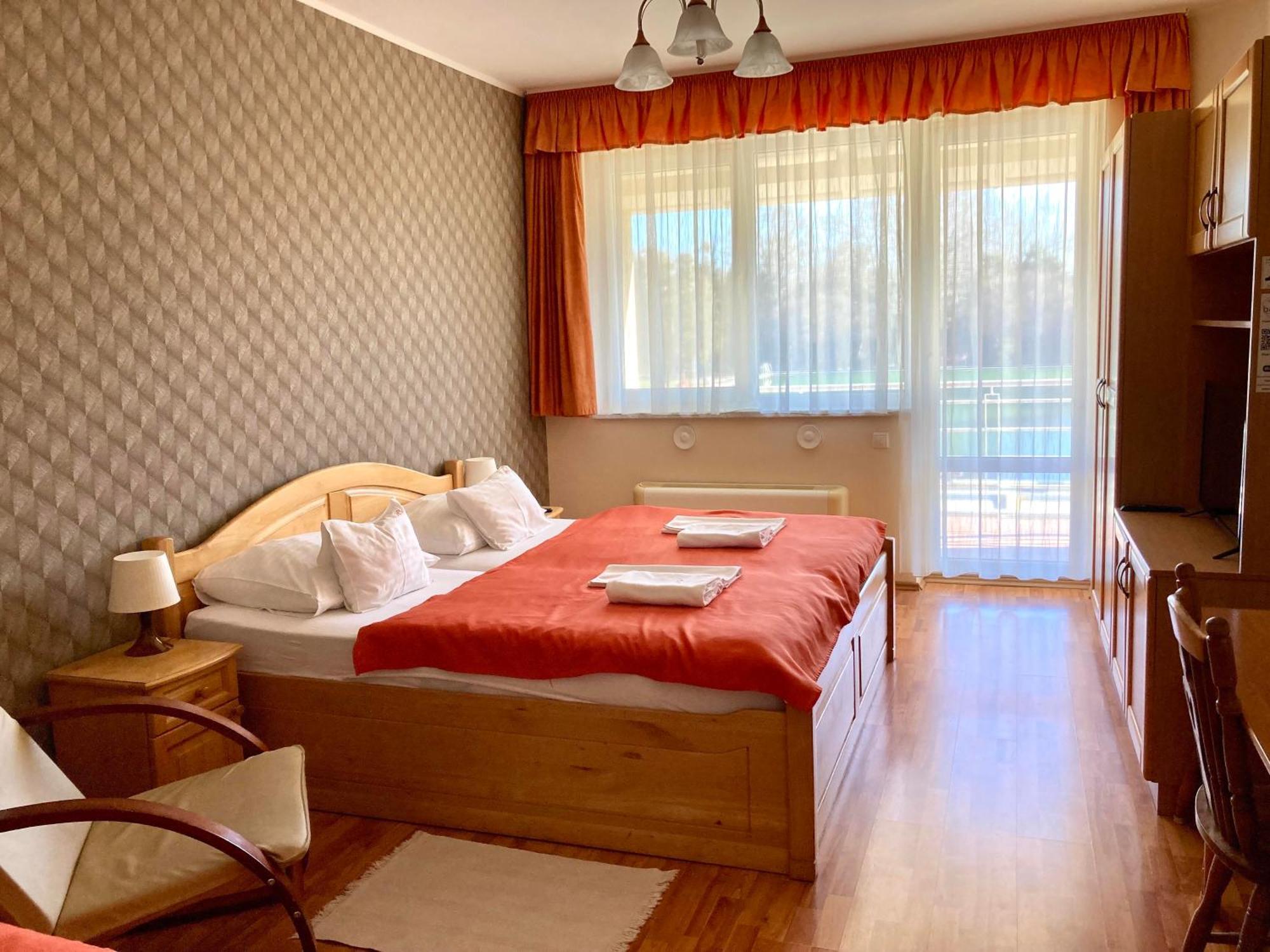 Hét Vezér Apartmanhotel Komárom Extérieur photo