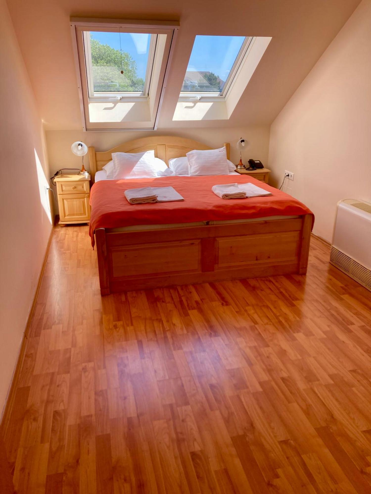 Hét Vezér Apartmanhotel Komárom Chambre photo