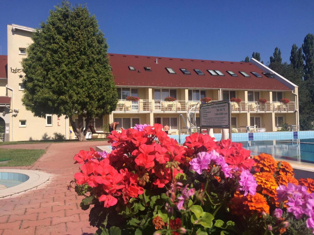 Hét Vezér Apartmanhotel Komárom Extérieur photo